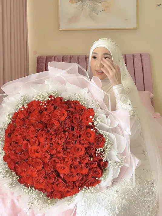 Larissa tampil dengan pakain pengantin warna putih khas melayu. Mengenakan atasan model kurung dengan detail bordiran dan beads silvernya. Dipadukan rok panjang indah berbordir. [@larissachou]