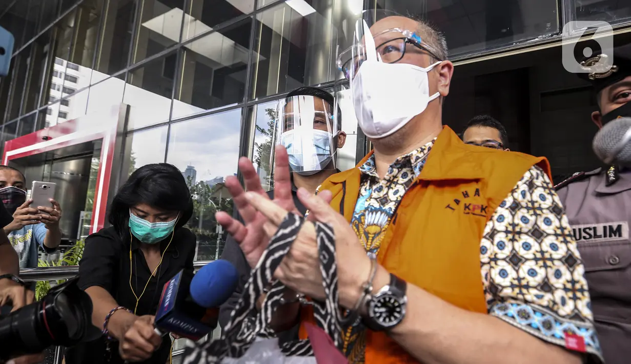 Komisaris RSU Kasih Bunda Hutama Yonathan meninggalkan Gedung KPK, Jakarta, Sabtu (28/11/2020). KPK resmi menahan Komisaris RSU Kasih Bunda Hutama Yonathan sebagai tersangka suap  perizinan pengembangan Rumah Sakit Kasih Bunda Cimahi. (Liputan6.com/Johan Tallo)