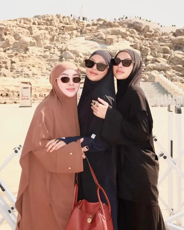 Momen Nikita Mirzani umrah bareng kedua putranya, wakafkan 300 Alquran