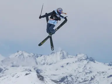 Juara Olimpiade musim dingin Selandia Baru, Kelly Sildaru dari Estonia beraksi di resor ski Cardrona di Queenstown, (27/8). (Iain McGregor/Winter Games NZ via AP)