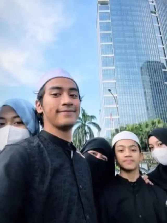 Abidzar Jadi Imam Sholat saat Umrah, Ini 6 Potretnya saat Pakai Busana Muslim