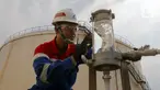 Petugas melakukan pengecekan berkala kualitas bahan bakar avtur pada Instalasi Depot Pengisian Pesawat Udara (DPPU) Soekarno-Hatta Fuel Terminal & Hydrant Installation (SHAFTHI) di kawasan Bandara Soekarno-Hatta, Tangerang, Banten, Selasa (2/10/2024). (Liputan6.com/Herman Zakharia)