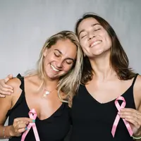 Potret dua orang perempuan dengan simbol kesadaran kanker payudara (Foto dok : Pexels.com/Anntarazevich).