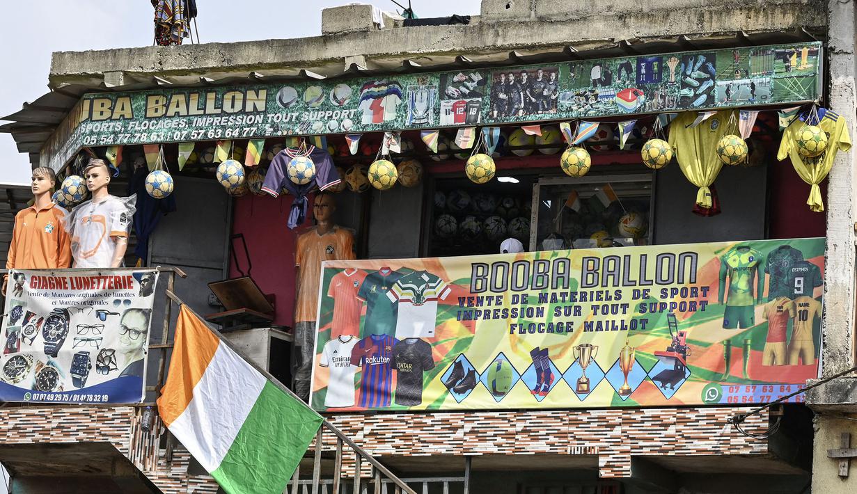 Perlengkapan sepak bola dipajang untuk dijual di pasar menjelang Piala Afrika 2023 di Abidjan, Pantai Gading pada 6 Januari 2024 waktu setempat. (AFP/Issouf Sanogo)