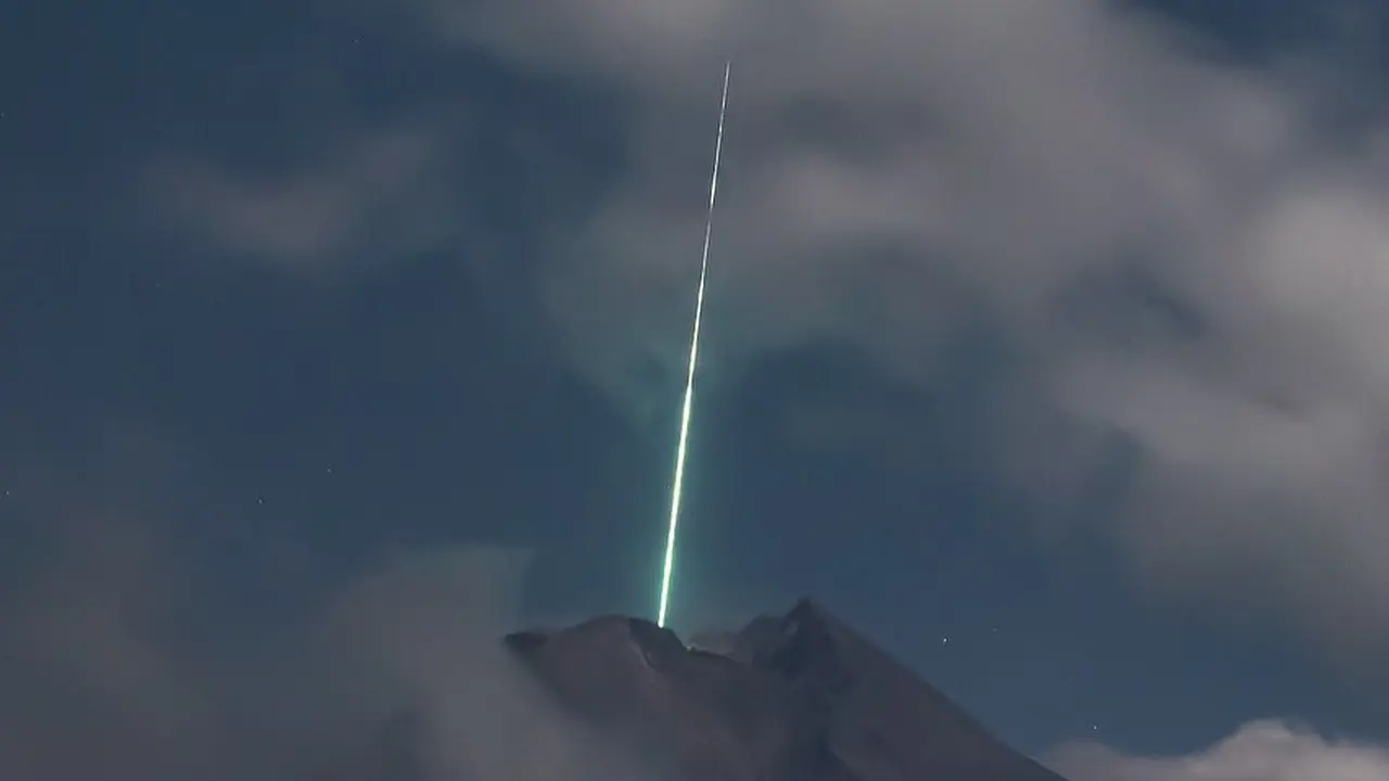 Ramai Foto Meteor Jatuh di Puncak Gunung Merapi, Ini 4 Faktanya