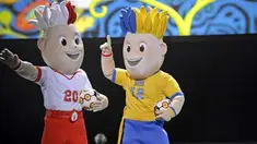 Mascot bersaudara, satu memakan kostum Ukraina (kanan) dan lainnya memakai kostum Polandia (kiri), dipresentasikan sebagai maskot Euro 2012 di Warsawa, 16 November 2010. AFP PHOTO / JANEK SKARZYNSKI 