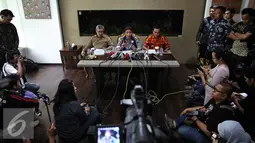 Suasana saat Menteri Kelautan dan Perikanan Susi Pudjiastuti memberikan keterangan pers dikediamannya di Jakarta, Jumat (15/4/2016). Susi Pudjiastuti memberikan keterangan terkait permasalah reklamasi teluk Jakarta. (Liputan6.com/Faizal Fanani)