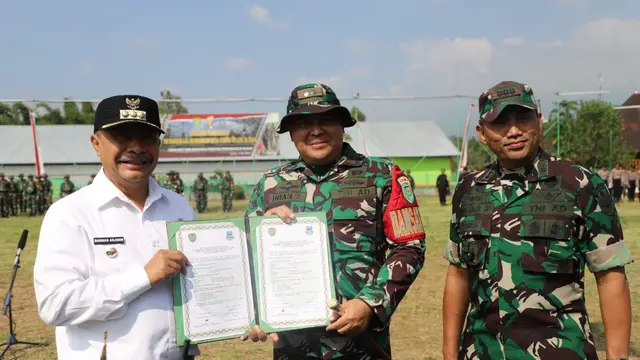 Pj Bupati Garut, Barnas Adjidin bersama Danrem 062 Tarumanegara Kolonel Arh Rudi Ragil serta Dandim 0611/Garut Letkol Czi Dhanisworo menunjukan piagam program TMMD ke-120 Garut. (Liputan6.com/Jayadi Supriadin)