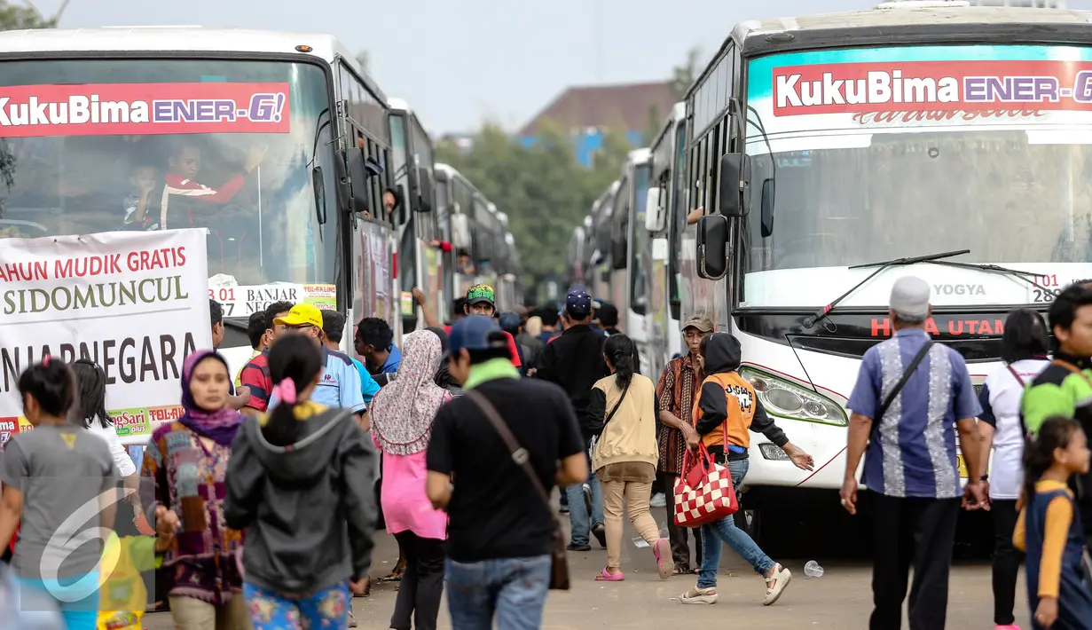 Sejumlah pemudik saat ingin menaiki bus saat mengikuti mudik gratis bagi pedagang jamu bersama Sido Muncul di kawasan Kemayoran, Jakarta, Minggu (12/7/2015). 320 unit bus disiapkan untuk 20 ribu pemudik ke berbagai jurusan. (Liputan6.com/Faizal Fanani)