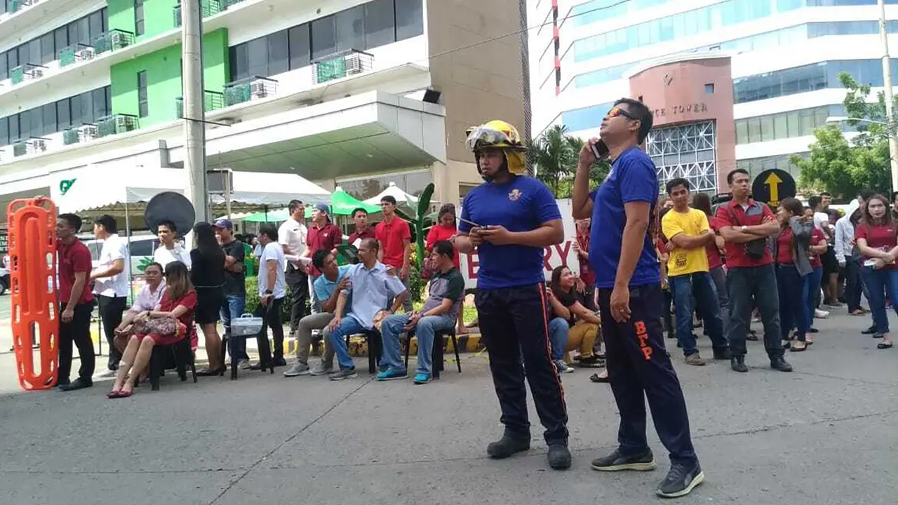 Gempa Guncang Filipina Selatan, Karyawan Panik Berhamburan Keluar Gedung