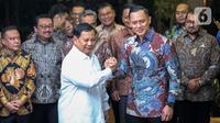 Ketua Umum Partai Gerindra Prabowo Subianto dan Ketua Umum Partai Demokrat Agus Harimurti Yudhoyono  melakukan salam komando usai  pertemuan di Kertanegara, Jakarta, Jumat (24/6/2022). Pertemuan selama dua jam itu pun belum ada kesepakatan antara Gerindra dan Demokrat. (Liputan6.com/Faizal Fanani)