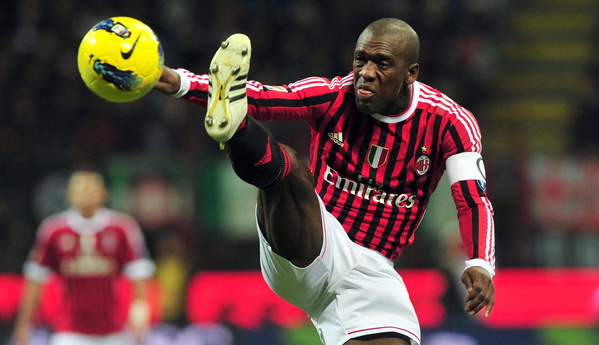 Clarence Seedorf. Gelandang Belanda yang pensiun di Botafogo pada Januari 2014 ini total tampil dalam 396 laga di Serie A Liga Italia dengan torehan 58 gol dan 55 assist. Klub yang pernah dibelanya adalah Sampdoria, Inter Milan dan AC Milan sejak 1995 hingga 2012. (AFP/Giuseppe Cacace)