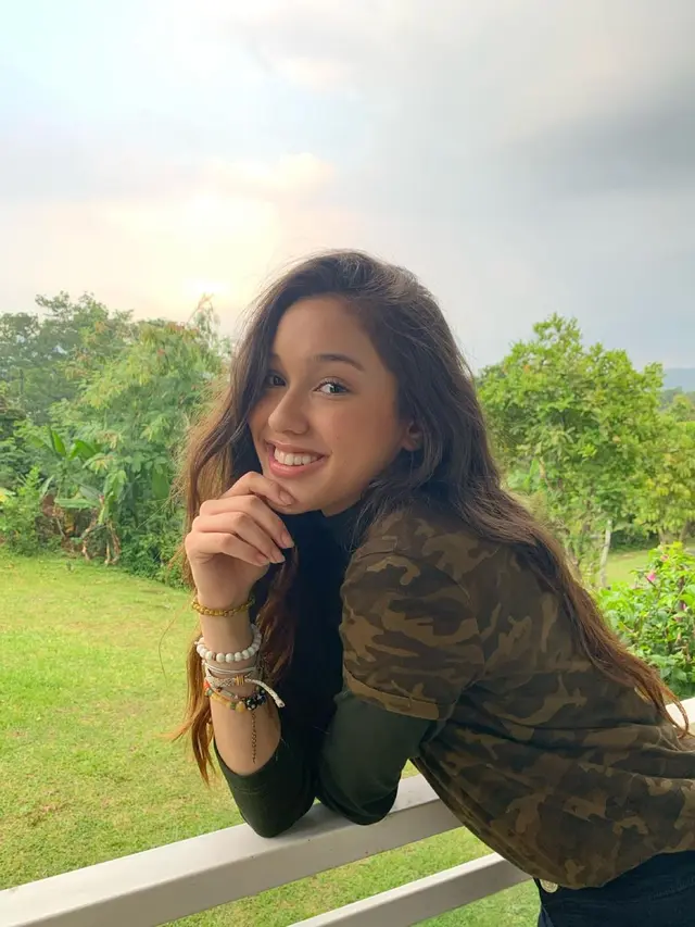 7 Potret Yasmin Napper Tampil dengan Makeup Natural, Tetap Memesona
