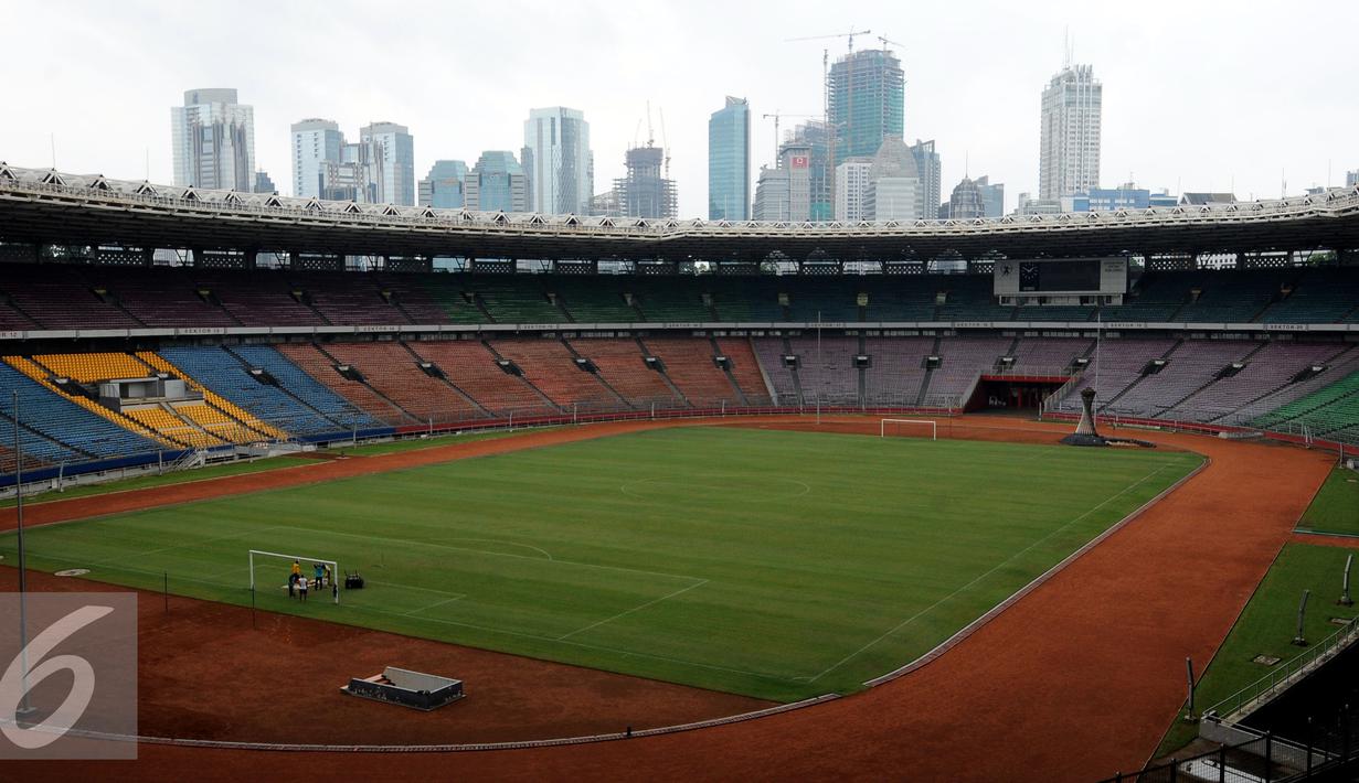 Deretan gedung perkantoran menghiasi salah satu sudut Stadion Gelora Bung Karno, Jakarta, (18/5/2016). Rencananya, Stadion GBK akan mulai direnovasi pada Juni mendatang terkait persiapan pelaksanaan Asian Games 2018. (Liputan6.com/Helmi Fithriansyah)