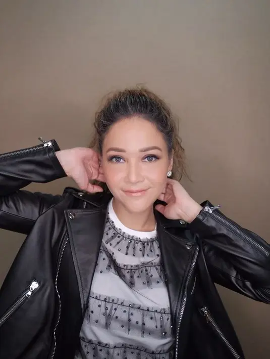 Walaupun simpel, gaya Maia selalu cocok dengan segala busana kerap dipuji netizen. Dengan kesan tomboi menggunakan jaket kulit hitam serta kaos abu-abu, gaya Maia tampak swag banget. (Liputan6.com/IG/@maiaestiantyreal)