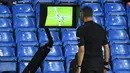 Wasit Andre Mariner memeriksa VAR sebelum memberikan penalti kepada Leicester City saat melawan Leeds United pada pertandingan Liga Premier Inggris di Elland Road, Leeds, Inggris, Senin (2/11/2020). Leicester City membantai Leeds United dengan skor 4-1. (Peter Powell/Pool via AP)