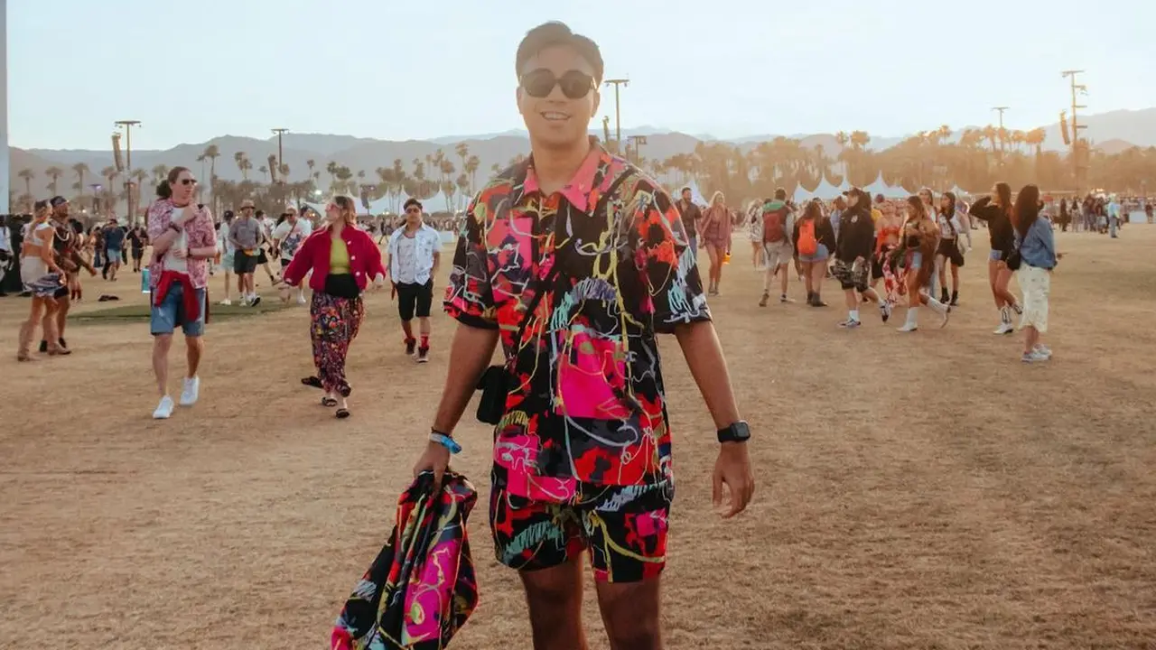 Potret Seru Vidi Aldiano Nonton Coachella Pakai Outfit Brand Lokal dan Tas Rp19jutaan