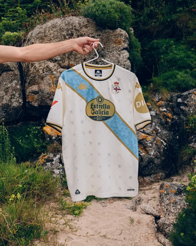 3. Deportivo La Coruna -- Jersey Ketiga