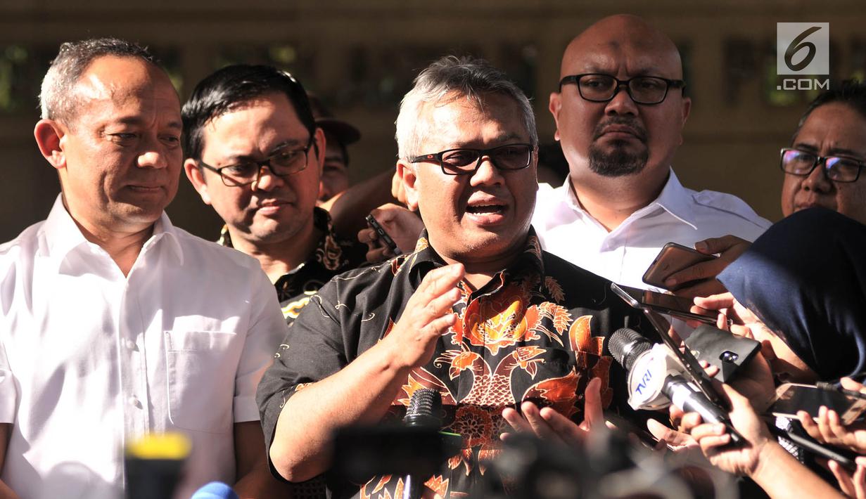 Ketua KPU Arief Budiman didampingi Kabareskrim Polri Komjen Pol Arief Sulistyanto memberikan keterangan usai melaporkan kasus hoaks surat suara tercoblos di Gedung Bareskrim Polri, Gambir, Jakarta, Kamis (3/1). (Merdeka.com/Iqbal S. Nugroho)