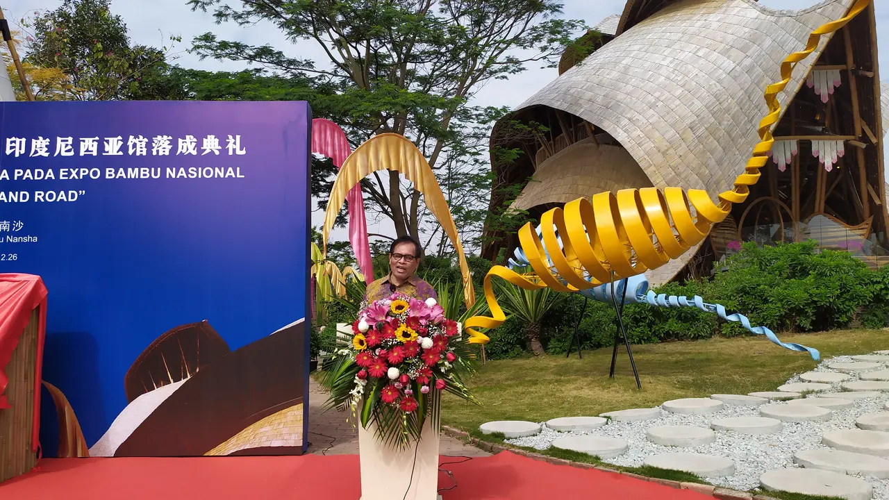 Seniman asal Bali dirikan monumen bambu di Taman Burung Nansha, Guangzhou, China.