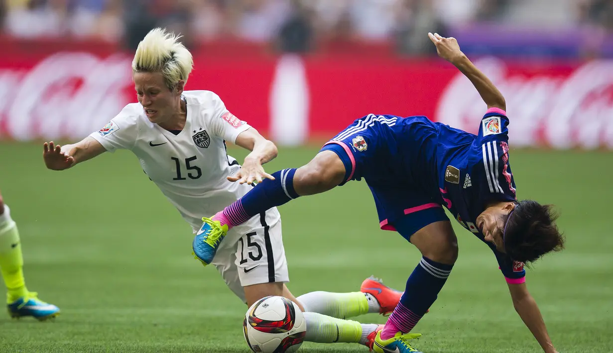 Pemain Jepang, Ariyoshi Saori (kanan) berebut bola dengan pemain AS, Megan Rapinoe.  (EPA/BEN NELMS)