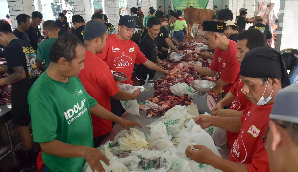 Petugas bersiap mendistribusikan daging kurban yang telah disembelih di Rumah Potong Hewan (RPH) Masjid Istiqlal, Jakarta, Selasa (18/6/2024). (Liputan6.com/Herman Zakharia)