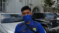 Gelandang Persib Bandung, Abdul Aziz Lutfi Akbar saat ditemui di Gedung Pakuan, Jalan Oto Iskandardinata, Bandung, Selasa (19/5/2020). (Bola.com/Erwin Snaz)