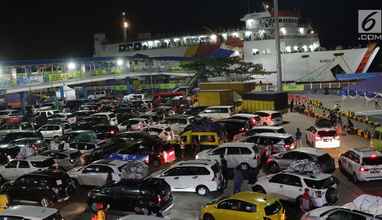 Kendaraan pemudik menanti waktu masuk kapal penyeberangan di Dermaga 2 Pelabuhan Penyebrangan Merak, Banten, Sabtu (1/6/2019). Diperkirakan puncak arus mudik menuju pulau Sumatera akan terjadi pada Sabtu (1/6) dan Minggu (2/6). (Liputan6.com/Helmi Fithriansyah)