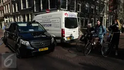 Pesepeda menunggu mobil melintas untuk menyeberang di sekitar kawasan Amsterdam, Kamis (20/4). Dibandingkan moda transportasi lain, sepeda sepertinya menjadi pilihan utama untuk menemani warga Amsterdam beraktivitas. (Liputan6.com/Immanuel Antonius)