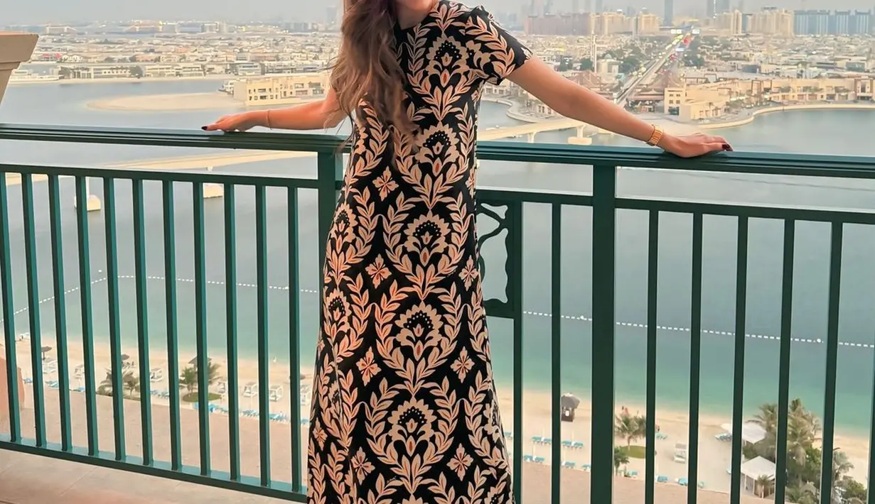 Seperti potret ini, Cathy tampil anggun kenakan loose dress motif abstrak nuansa hitam putih. Dress-nya memiliki detail tulle ruffle warna hijau di bagian bawah, yang membuat penampilan Cathy kian memikat. [@cathysharon].