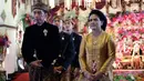 Presiden Joko Widodo bersama Ibu Negara Iriana saat mengikuti prosesi akad pernikahan Kahiyang Ayu dan Bobby Nasution di  Graha Saba Buana, Solo, Rabu (8/11). (Liputan6.com/Pool/Jimboengphoto)