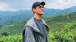 Gaya OOTD Afgan saat tengah berlibur pun kerap mencuri perhatian netizen. Menggunakan busana dengan warna senada penampilan pria 31 tahun ini juga terlihat begitu kece. (Liputan6.com/IG/@afgansyah.reza)