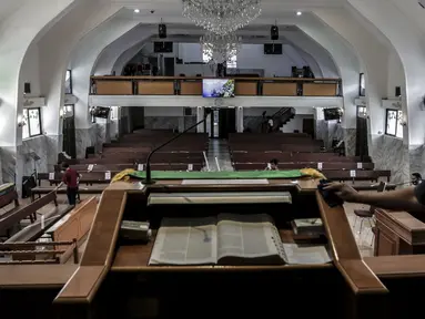 Karyawan membersihkan mimbar untuk menyambut kenormalan baru di Gereja Protestan Indonesia Bagian Barat (GPIB) Effatha, Jakarta, Sabtu (4/7/2020). GPIB Effatha menerapkan protokol kesehatan seiring kembali dibukanya gereja tersebut untuk ibadah di tengah pandemi COVID-19. (Liputan6.com/Johan Tallo)
