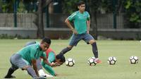Pemain Timnas Indonesia, Saptian David Maulana, saat sesi latihan di Lapangan ABC, Senayan, Minggu (21/1/2018). Hari terakhir training camp Timnas Indonesia ini ditutup dengan pertandingan internal. (Bola.com/M Iqbal Ichsan)