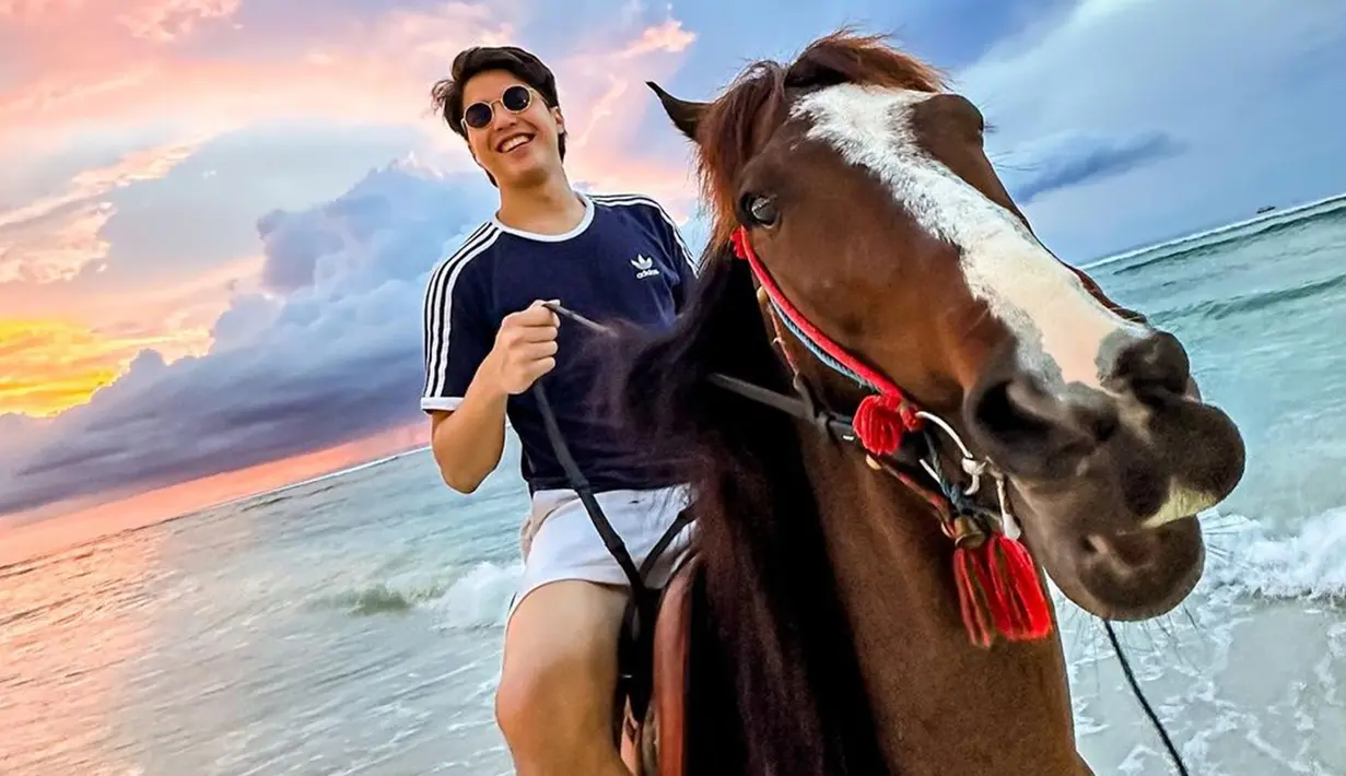 Momen saat El Rumi berkuda di pantai pun tak lepas dari perhatian netizen. Bahkan, tak sedikit pula yang memuji pria kelahiran 30 Mei 1999 ini di media sosial. (Liputan6.com/IG/@elelrumi)