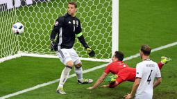 Gawang kiper Jerman, Manuel Neuer, hampir kebobolan oleh pemain Polandia, Arkadiusz Milik, pada laga kedua Grup C Piala Eropa 2016 di Stade de France, Jumat (17/6/2016) dini hari WIB. (AFP/Francisco Leong)