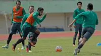 Zulham Zamrun berduel dengan Dedi Kusnandar dalm sesi latihan Timnas Indonesia di Stadion Manahan Solo Jawa Tengah, Minggu (25/9/2016).  (Bola.com/Peksi Cahyo)