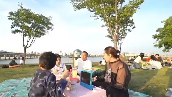 Idul Adha di Korea Selatan, Ini 7 Potret Anang Ashanty Piknik di Sungai Han