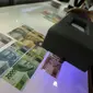 Petugas menunjukan pengaman uang saat peruri media visit di Perusahaan Umum Percetakan Uang Indonesia (Peruri), Karawang, Jawa Barat, Rabu (18/1). (Liputan6.com/Faizal Fanani)