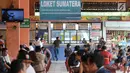 Penumpang membeli tiket di loket penjualan tiket bus Terminal Kampung Rambutan, Jakarta Timur, Rabu (14/6). Puncak arus mudik lebaran 2017 diprediksi akan terjadi pada 23-24 Juni mendatang. (Liputan6.com/Yoppy Renato)
