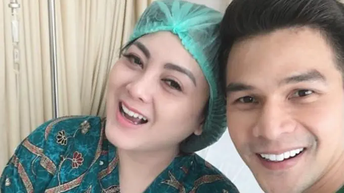 Jonathan Frizzy dan Dhena Devanka