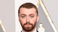 Pada awalnya rumor kedekatan Sam dan Jay terlihat ketika mereka follow akun instagram. Tiada hentinya Sam Smith dan Jay melempar pujian yang begitu manis didengar. (AFP/Bintang.com)