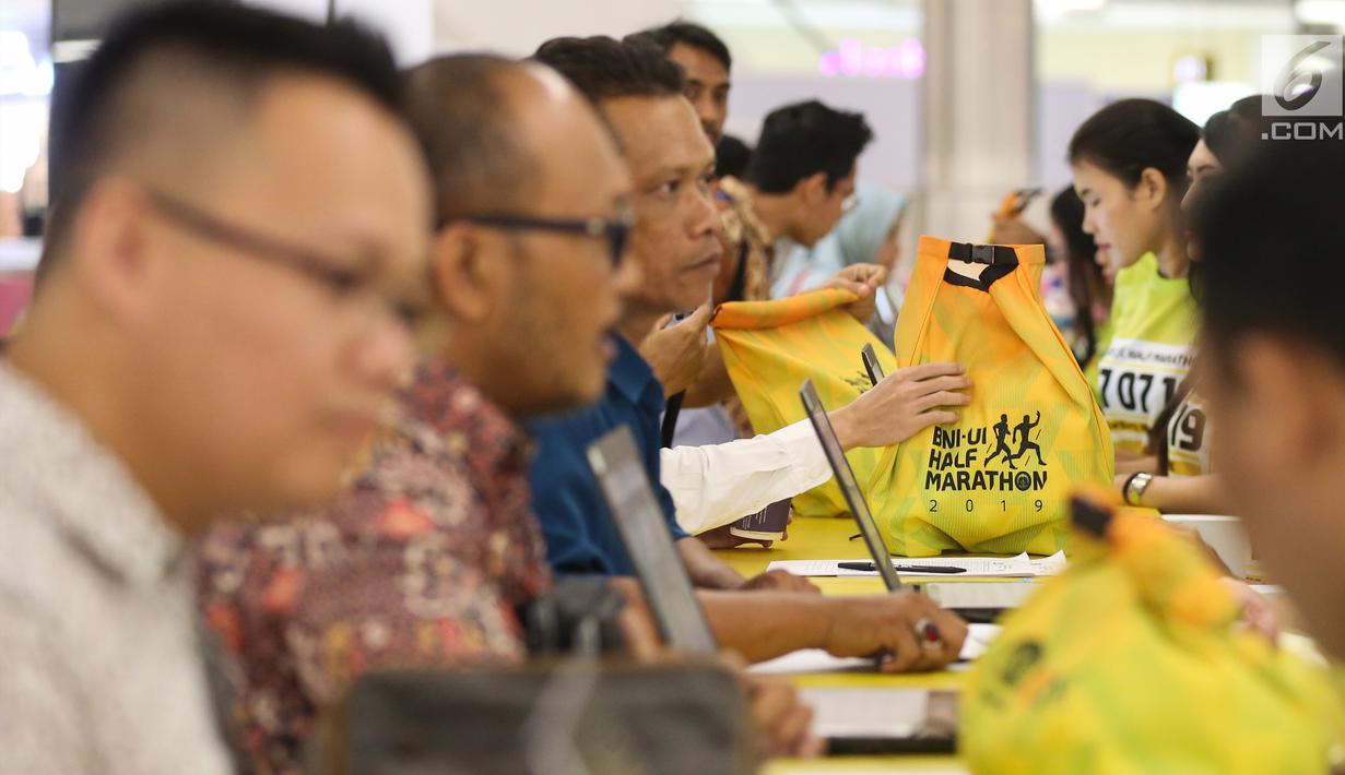 Warga mendaftar sebagai peserta BNI UI Half Marathon 2019 di FX Sudirman, Jakarta, Rabu (3/6/2019). Half Marathon merupakan kegiatan penutup dari kepengurusan ILUNI UI dalam Komunitas Rumah Kita 2016-2019. (Liputan6.com/Fery Pradolo)