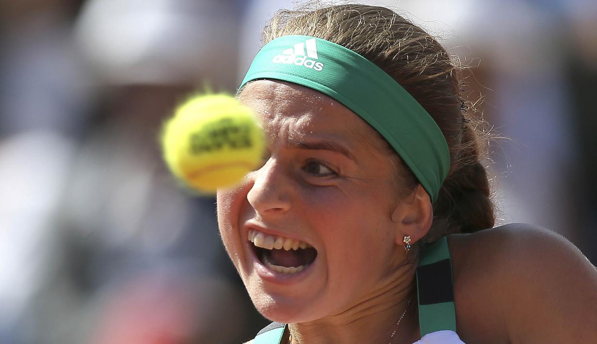 Petenis putri Latvia, Jelena Ostapenko, saat pertandingan melawan petenis Swiss, Timea Bacsinszky di semifinal Prancis Terbuka di Roland Garros, Paris Jumat (9/6/2017). Jelena Ostapenko menang dengan skor 7-6(4), 3-6, 6-3. (AP/David Vincent)