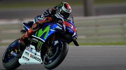 Pebalap Movistar Yamaha, Jorge Lorenzo, mengikuti latihan bebas hari ke-2 GP Qatar di Sirkuit Losail, Doha, Sabtu (19/3/2016) dini hari WIB. Pada sesi ini, pria Spanyol itu berada pada peringkat ke-9 dengan waktu 1 menit 934 detik. (EPA/STR)