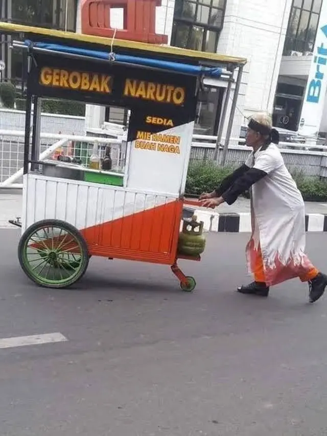 7 Potret Kocak Pedagang Keliling Pakai Kostum Saat Jualan Ini Curi Perhatian