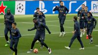 Para pemain Manchester United saat latihan jelang laga Liga Champions di Barcelona, Senin (16/4). Barcelona akan berhadapan dengan Manchester United. (AP/Joan Monfort)
