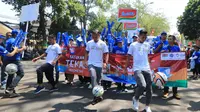 Persib Bandung ikut meramaikan kirab obor Asian Games 2018 di Bandung, Sabtu (11/8/2018). (Bola.com/Muhammad Ginanjar)
