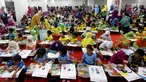1500 anak mengikuti lomba mewarnai di Thamrin City Mall, Jakarta, Sabtu (12/8). Acara tersebut di selenggarai oleh alat mewarnai Pascola dari PT Standardpen Industri dan mengangkat tema "Ceria Warna Nusantara". (Liputan6.com/Johan Tallo)