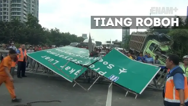 ENAM PLUS: Sopir Ngantuk Truk Tabrak Papan Petunjuk Ruas Tol